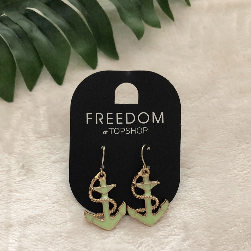 💥FREE💥 w/any purchase!